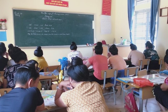 Cùng chung tay đẩy lùi thực trạng mù chữ