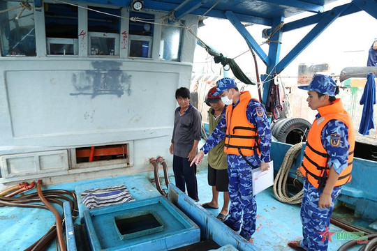 Cảnh sát biển 4 bắt giữ tàu vận chuyển 30.000 lít dầu DO trái phép