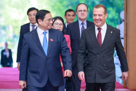 Thủ tướng Phạm Minh Chính tiếp Chủ tịch Đảng Nước Nga thống nhất Dmitry Medvedev