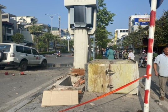 Xe cứu thương lao vào tủ điện, tài xế tử vong