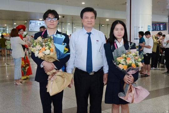 Thứ trưởng Bộ GD&ĐT đón và chúc mừng đội tuyển dự thi ISEF 2023