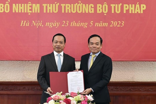 Phó Thủ tướng Trần Lưu Quang trao quyết định bổ nhiệm Thứ trưởng Bộ Tư pháp
