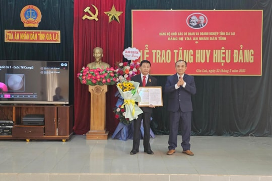 Trao tặng Huy hiệu 30 năm tuổi Đảng cho Chánh án TAND tỉnh Gia Lai