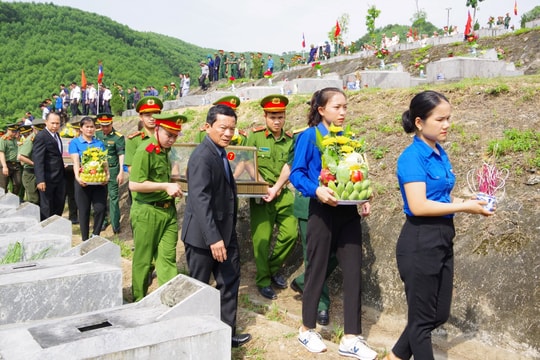 Truy điệu, an táng 10 hài cốt liệt sĩ Việt Nam hy sinh tại Lào