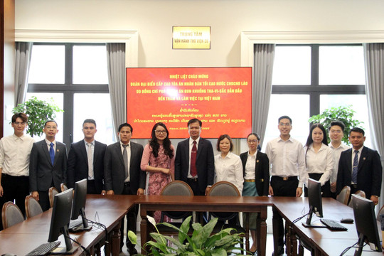 Đoàn đại biểu Tòa án của Lào tham quan Trụ sở TANDTC
