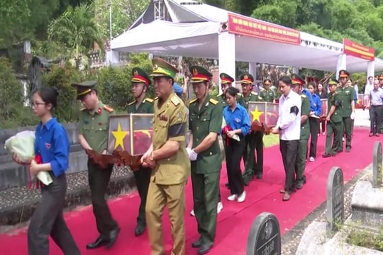 Xúc động giây phút truy điệu và an táng hài cốt liệt sĩ hy sinh tại Lào