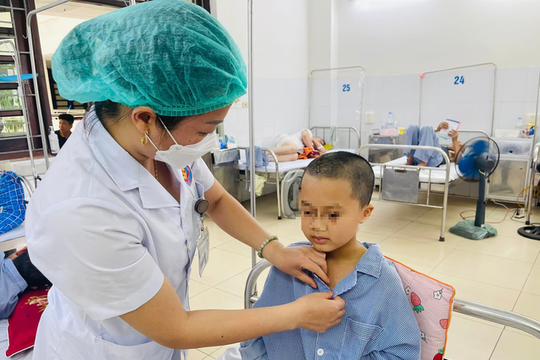 Ngã đập đầu ở sân trường, bé 9 tuổi chấn thương sọ não