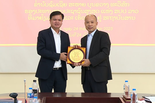 Phó Chánh án TANDTC CHDCND Lào Bun Khuổng Tha-Vi-Sắc thăm Học viện Tòa án