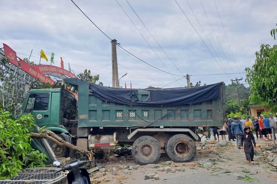 Xe tải mất lái đâm liên hoàn, 2 người bị thương