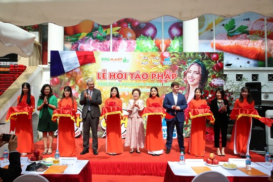 Rộn ràng mua sắm tại “Lễ hội táo Pháp 2023”