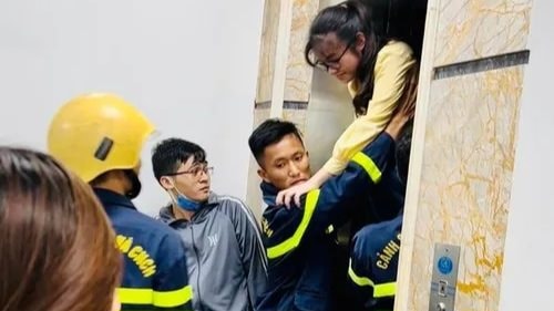 Giải cứu thành công 4 học sinh mắc kẹt trong thang máy