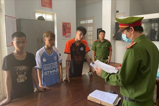 Nhóm thiếu niên vác dao phóng lợn chém người