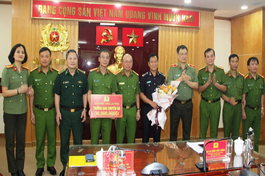 Thưởng nóng Ban Chuyên án triệt phá đường dây vận chuyển ma túy từ Lào về Việt Nam