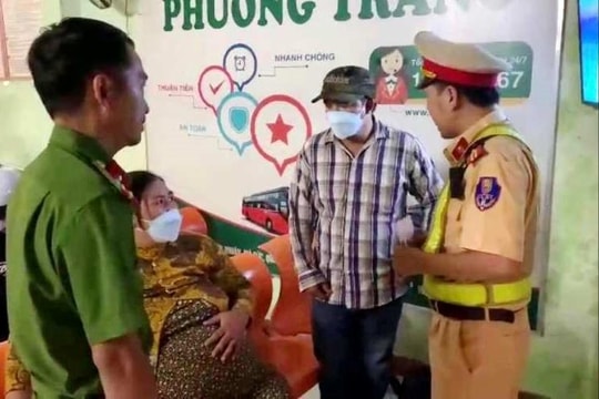 Công an Quảng Ngãi đưa vợ chồng thai phụ bị nhà xe bỏ giữa đường về quê