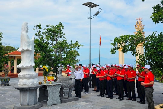 Đoàn đại biểu TAND dâng hương tưởng niệm chiến sĩ Gạc Ma