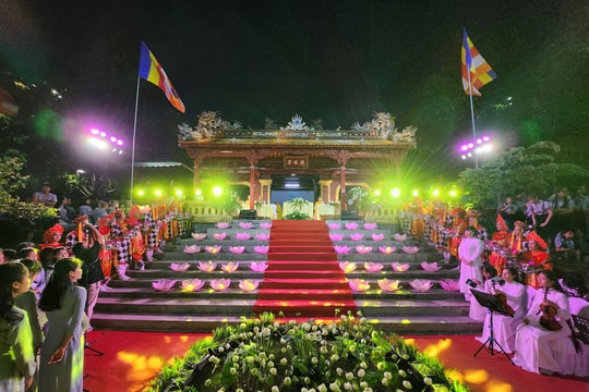 Thắp sáng 7 hoa sen trên sông Hương mừng Đại lễ Phật đản năm 2023