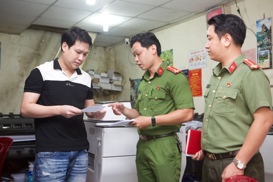 TP.HCM đồng loạt ra quân xoá quảng cáo “bẩn”