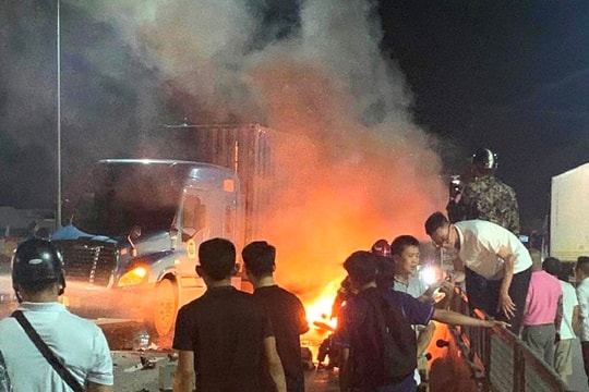 Xe máy chạy ngược chiều va chạm vào ô tô, 3 thanh niên thương vong