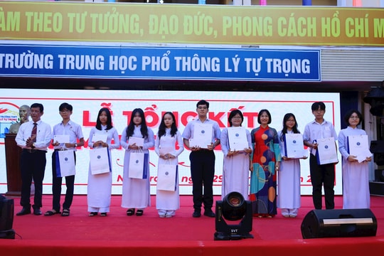 Trao học bổng cho học sinh tại Khánh Hòa