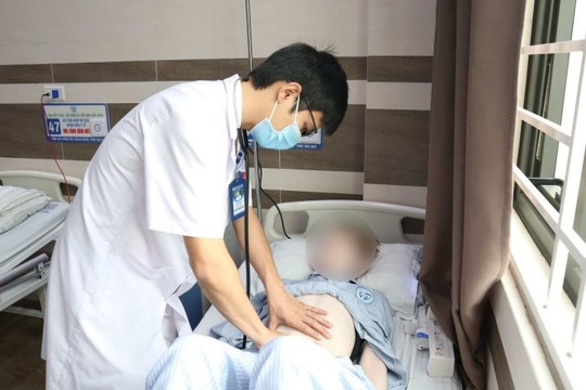 Bé trai chảy máu dạ dày do thói quen ăn cay, uống nước có ga