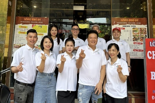 Hàng trăm phần cơm thiện nguyện giá 1000 đồng vào trưa thứ 2 hàng tuần