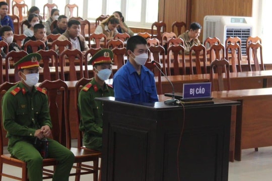Tông thẳng xe máy vào Cảnh sát giao thông đang làm nhiệm vụ