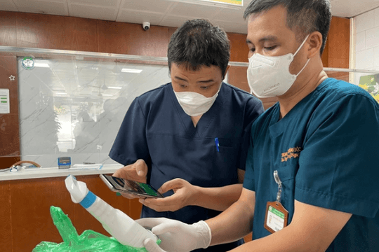 Ngón tay đau buốt, nhiễm độc sau khi dùng nước xịt tẩy rửa kính