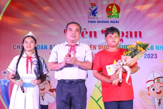 Trao huy hiệu “Tuổi trẻ dũng cảm” cho học sinh cứu 2 người đuối nước