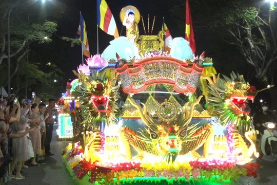 TT-Huế: Diễu hành xe hoa chào mừng Phật đản