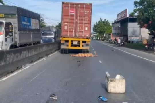 Container kéo lê xe máy, một phụ nữ tử vong