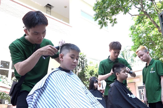 Chủ nhân “tiệm cắt tóc không lời” cắt tóc cho trẻ em có hoàn cảnh đặc biệt nhân ngày 01/06