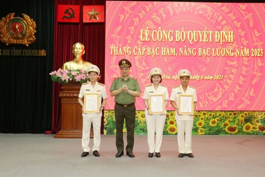 Thăng cấp hàm cho 3 Phó Giám đốc Công an Thanh Hóa