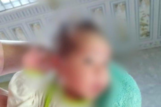 Bé gái 2 tuần tuổi bị bỏ rơi trước cổng nhà dân