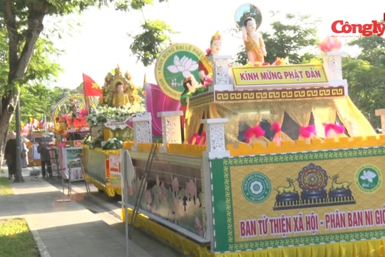 TT-Huế: Diễu hành xe hoa chào mừng Phật đản