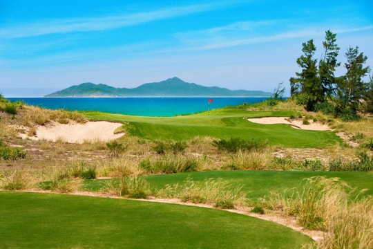 Sân bờ kè Nicklaus Course thuộc tổ hợp Da Nang Golf Resort được bình chọn “Top 100 Sân gôn của châu Á và châu Úc”