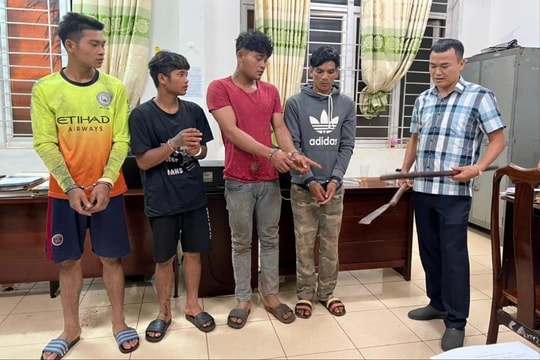 Mang hung khí đập phá xe khách trên Quốc lộ 14