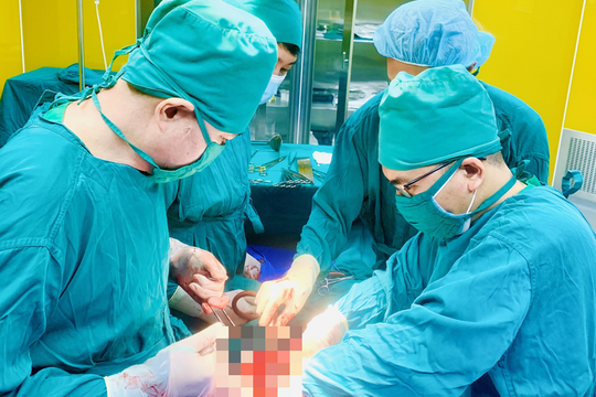 4 giờ "cân não" cứu sống nam thanh niên ngã từ độ cao 7m