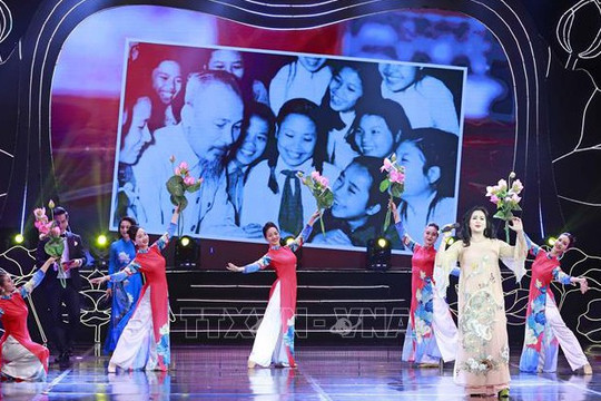 Chủ tịch Quốc hội dự chương trình nghệ thuật 'Vinh quang Tổ quốc Việt Nam'
