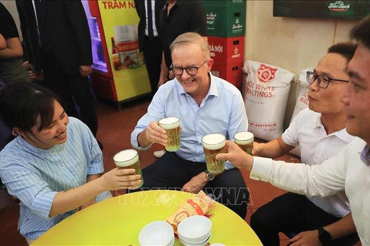 Thủ tướng Australia thưởng thức ẩm thực Hà Nội