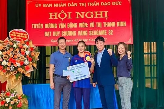 Công ty Nam Bình Xuyên Green Park tặng quà cho VĐV đạt HCV tại SEA Games 2023