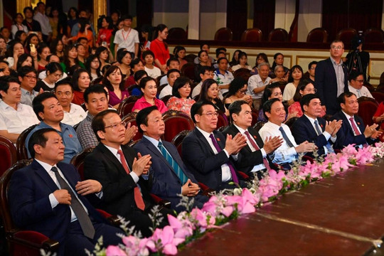 Chủ tịch Quốc hội dự Chương trình nghệ thuật “Vinh quang Tổ quốc Việt Nam”