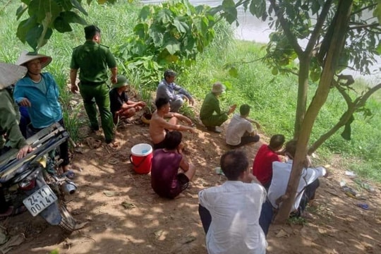 Bé trai 14 tuổi tắm sông Hồng bị đuối nước 