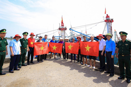 20.000 lá cờ Tổ quốc được trao cho cán bộ, chiến sỹ và nhân dân Thanh Hóa