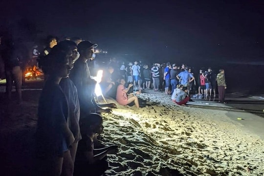 Hai học sinh đuối nước khi đi tắm biển