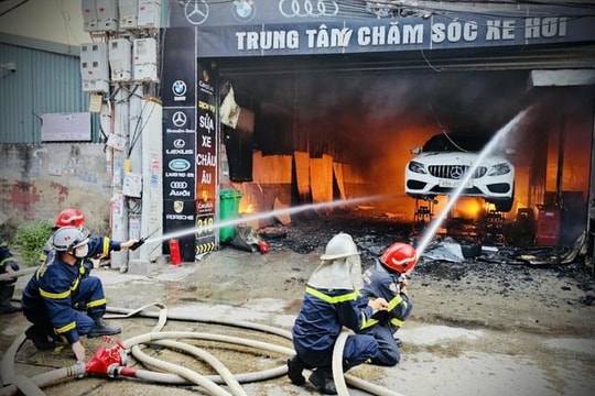Hà Nội: Cháy trung tâm chăm sóc xe hơi