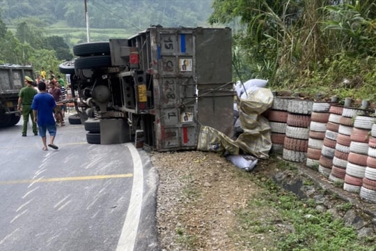 Xe tải lật nghiêng khi đang lưu thông giữa đèo, 3 người thương vong