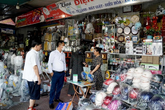 Hà Tĩnh: Quạt tích điện “đắt khách” ngày nắng nóng