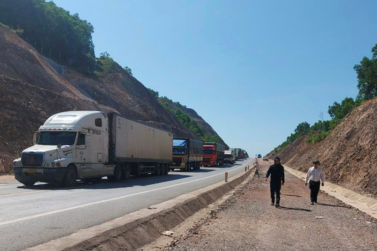 Đặt biển cấm xe trọng tải trên 10 tấn vào đường cao tốc Cam Lộ - La Sơn