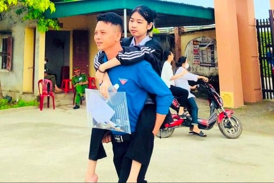 Bí thư Đoàn xã cõng học sinh bị xương thủy tinh đến trường thi