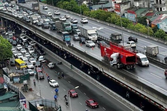 Xe container tông vỡ 1m lan can đường vành đai 3 trên cao